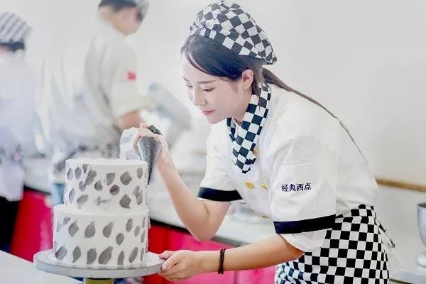 長沙新東方烹飪學(xué)校 style="cursor:pointer" onclick="window.open('/uploads/allimg/190327/1_190327160053_1.jpg')