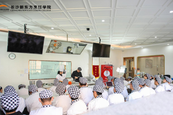 仟吉產(chǎn)品研發(fā)經(jīng)理付亮來我院授課