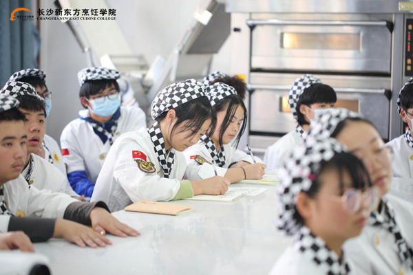 仟吉產(chǎn)品研發(fā)經(jīng)理付亮來我院授課