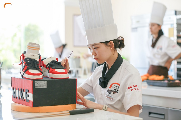 女生讀技校學(xué)西點(diǎn)好不好