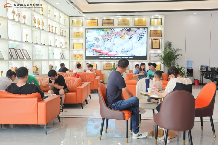 女生讀技校學(xué)西點(diǎn)好不好