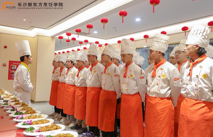 初中生來長沙新東方烹飪學(xué)校學(xué)廚師