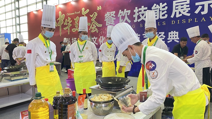 長沙新東方助陣中華美食會餐飲技能展示