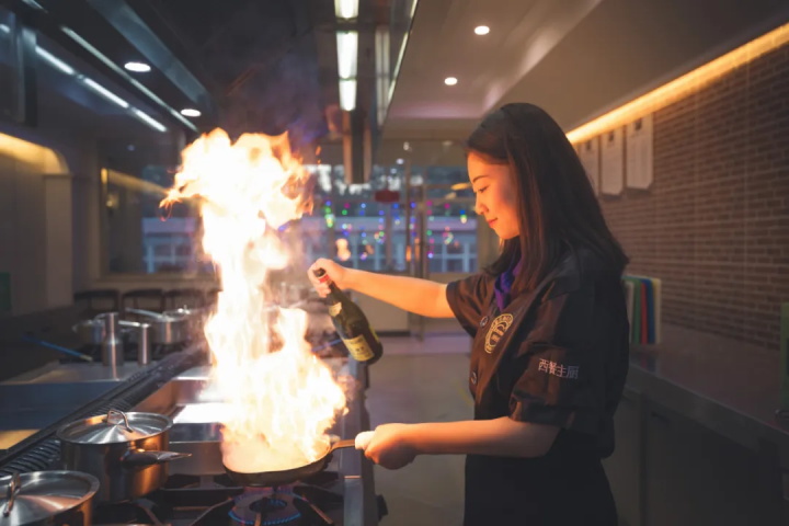 �ں��ϣ��W(xu��)����ȥ�ĺ�