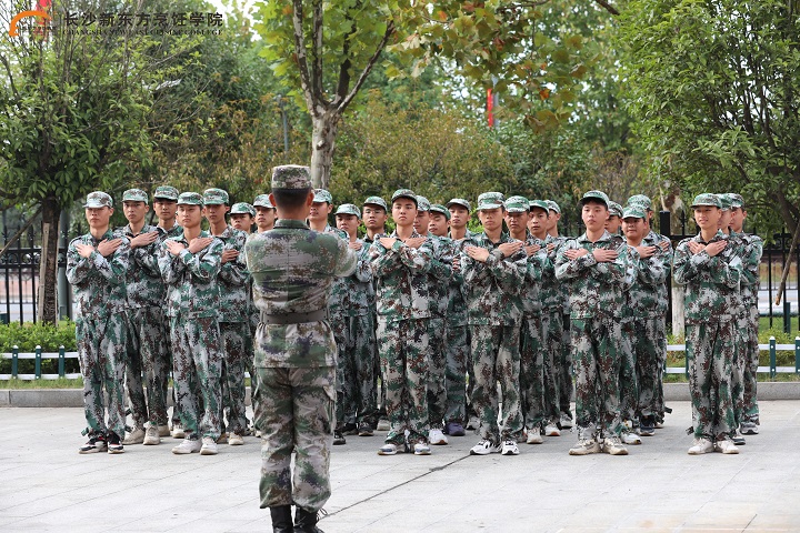 長沙新東方新生軍訓閱兵