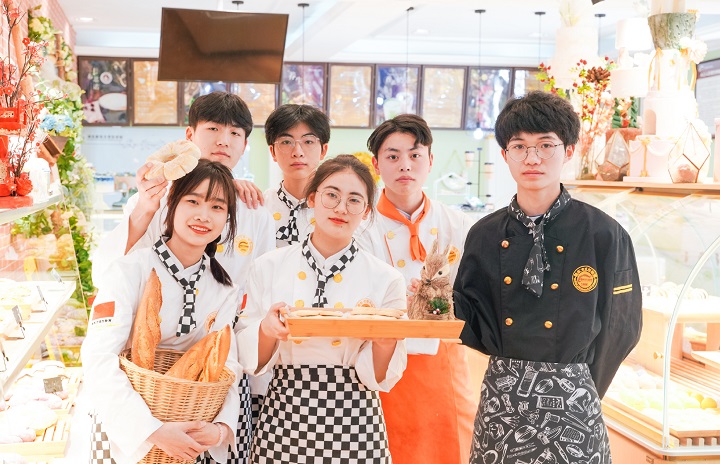 �I(y��)�WУ