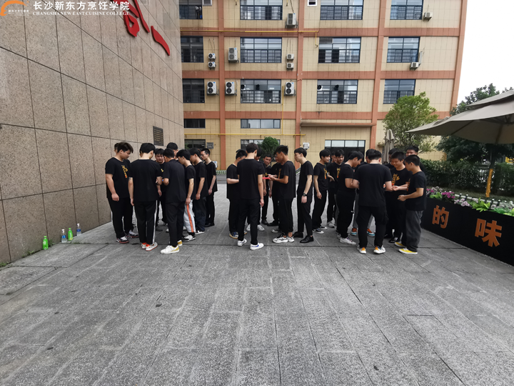 學(xué)生在校參加老湘村崗前培訓(xùn)