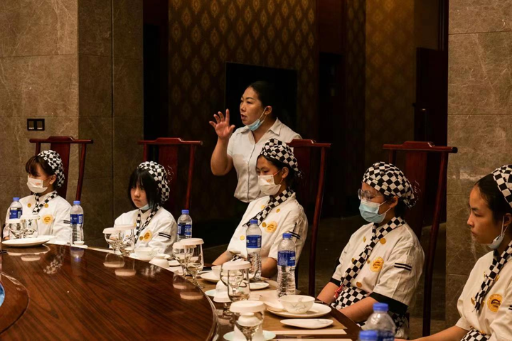 學(xué)生參觀學(xué)習(xí)湖南隆華國際酒店