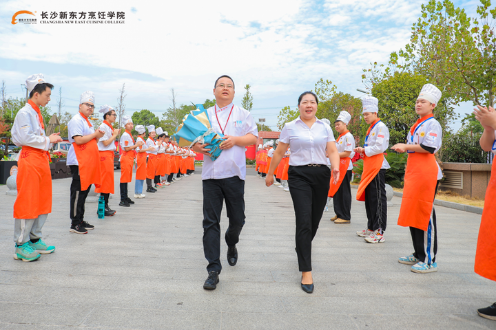 大碗先生餐飲來校授課