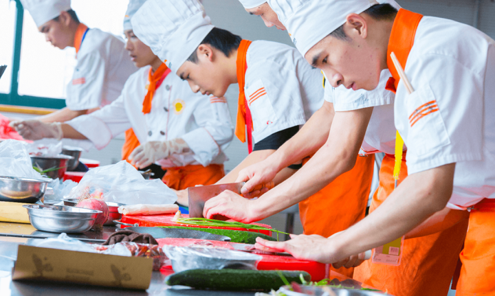 專業(yè)學校學烹飪技術
