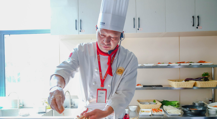 ��ɫ����