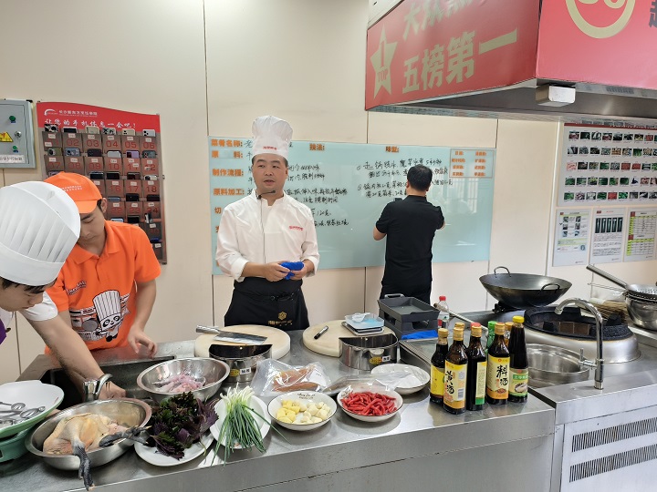 寧波心湘?zhèn)鞒銎房偙O(jiān)江壽大師來(lái)校授課指導(dǎo)