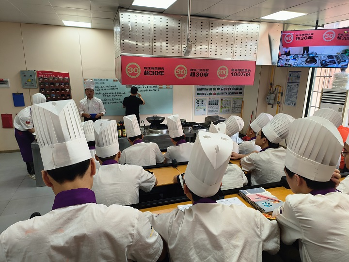 寧波心湘?zhèn)鞒銎房偙O(jiān)江壽大師來(lái)校授課指導(dǎo)