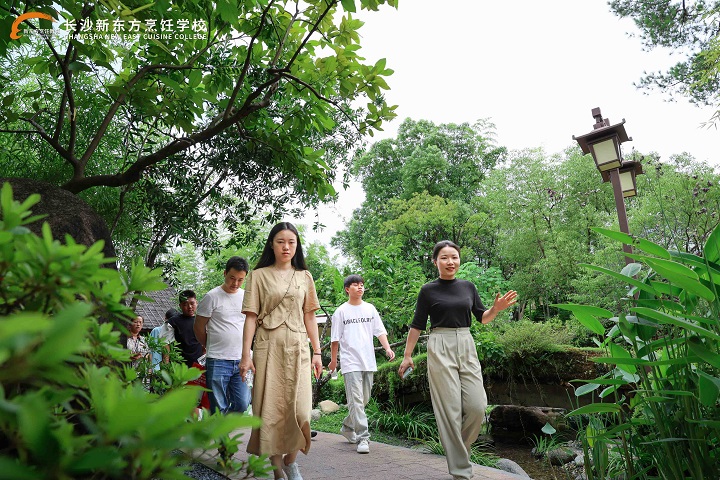 長沙新東方學(xué)子走進(jìn)長沙黑珍珠餐廳——晴溪莊園參觀學(xué)習(xí)