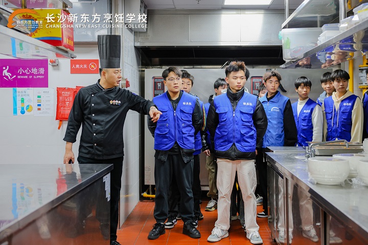 長沙新東方學(xué)子走進世景廣場皇冠假日酒店參觀學(xué)習(xí)