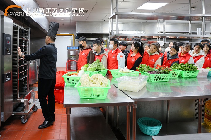 長沙新東方學(xué)子走進世景廣場皇冠假日酒店參觀學(xué)習(xí)