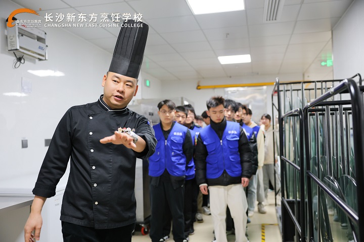 長沙新東方學(xué)子走進世景廣場皇冠假日酒店參觀學(xué)習(xí)