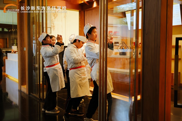 長沙新東方中餐專業(yè)學(xué)生走進晴溪莊園參觀學(xué)習(xí)