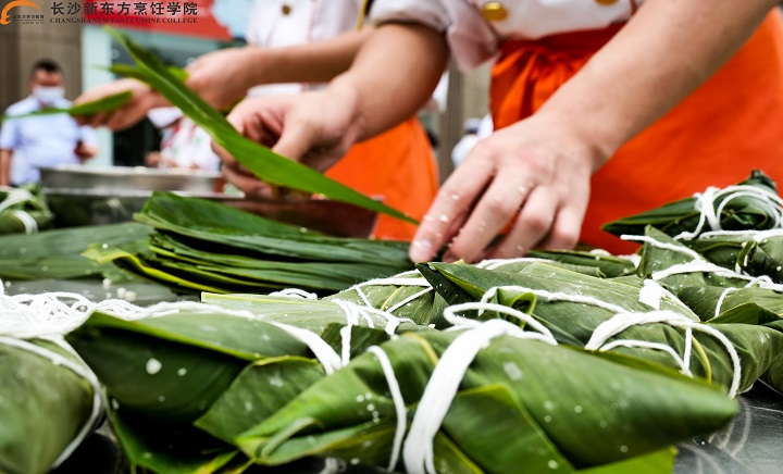 長沙新東方學(xué)包粽子