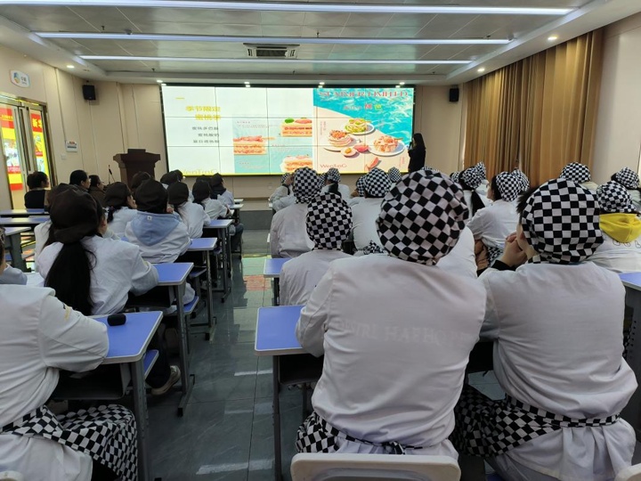 長沙新東方烹飪學(xué)校西點專業(yè)專場招聘會圓滿落幕:文汀半糖蛋糕攜夢想啟航
