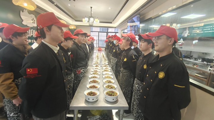 泉州瀏陽印象企業(yè)高管走進湖南東方高級技工學校課堂