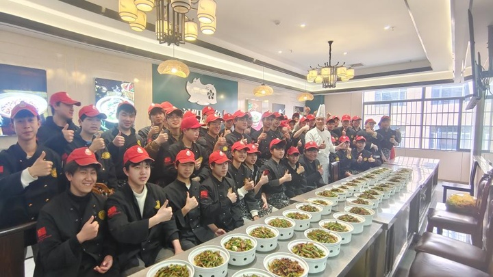 泉州瀏陽印象企業(yè)高管走進湖南東方高級技工學校課堂