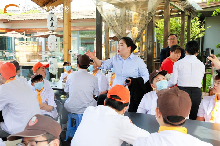 ϖ|߼(j)W(xu)У̽L(fng)ϲԷļСԺI(y)ҕҰ