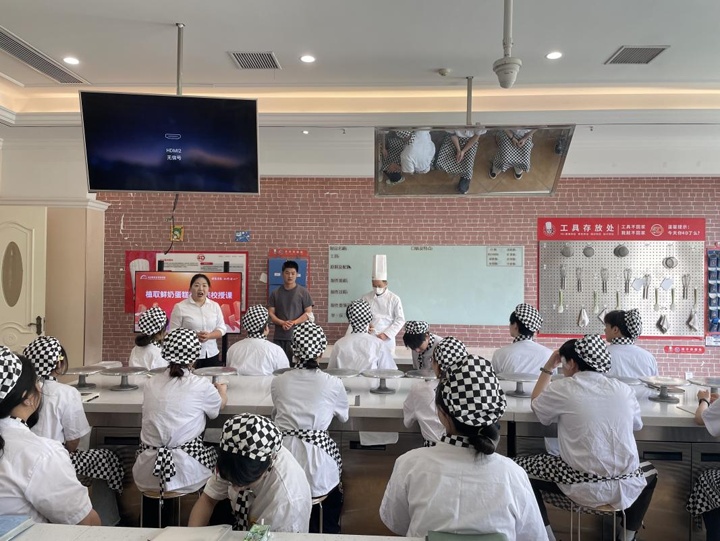 植取鮮奶面包走進湖南東方高技開展產教融合實訓課