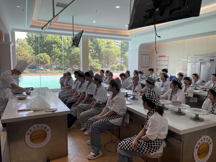植取鮮奶面包走進湖南東方高技開展產教融合實訓課