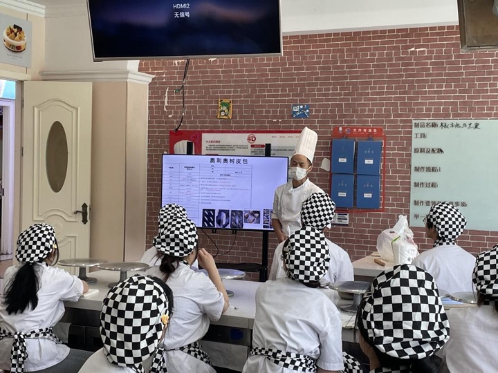 植取鮮奶面包走進湖南東方高技開展產教融合實訓課