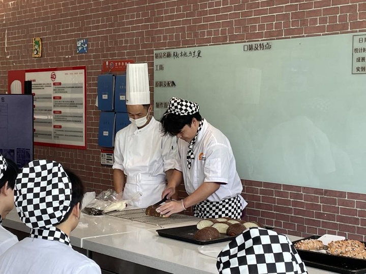 植取鮮奶面包走進湖南東方高技開展產教融合實訓課