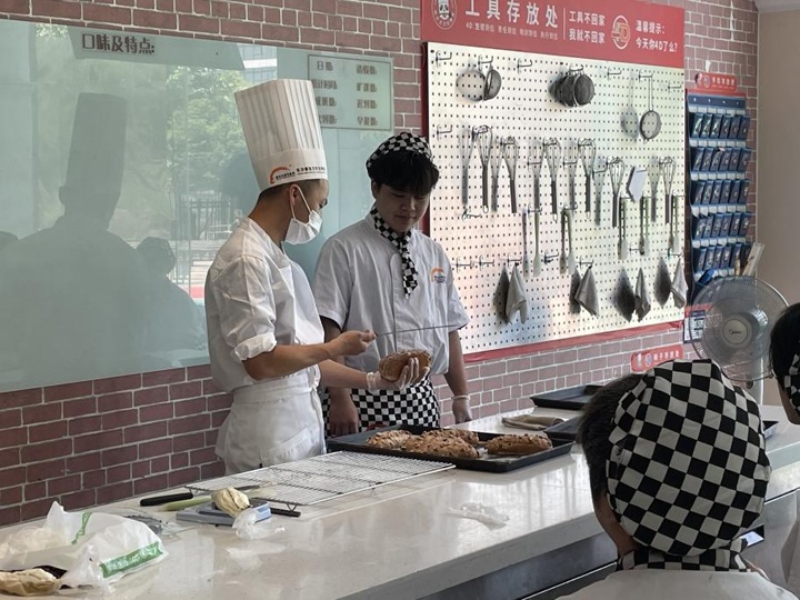 植取鮮奶面包走進湖南東方高技開展產教融合實訓課