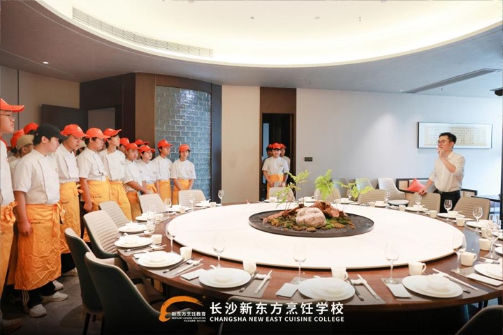 長沙新東方學子走進阿俊迎賓樓