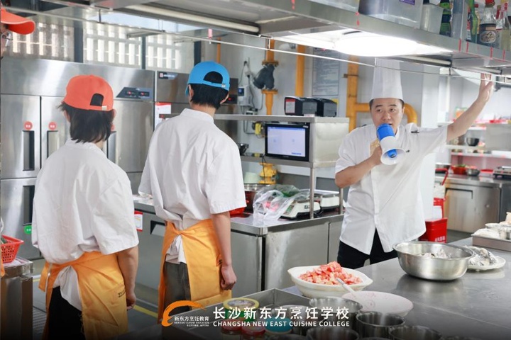 長沙新東方學子走進阿俊迎賓樓