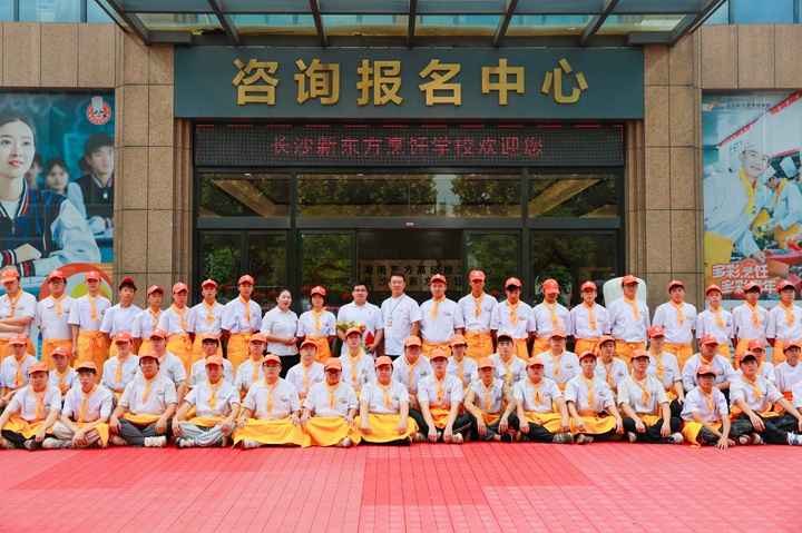 新東方烹飪學(xué)子向海楠榮歸母校