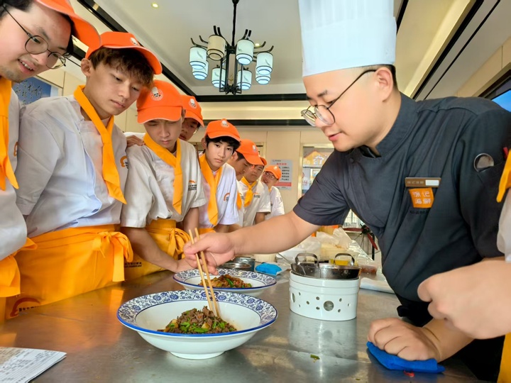 6家餐飲名企大咖走進(jìn)湖南東方高級(jí)技工學(xué)校傳經(jīng)送寶