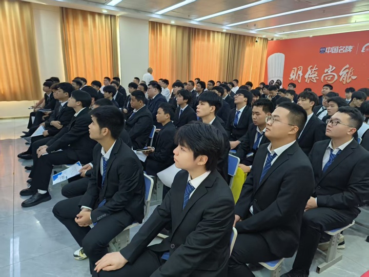 湖南東方高級技工學(xué)校秋季校園招聘會圓滿落幕