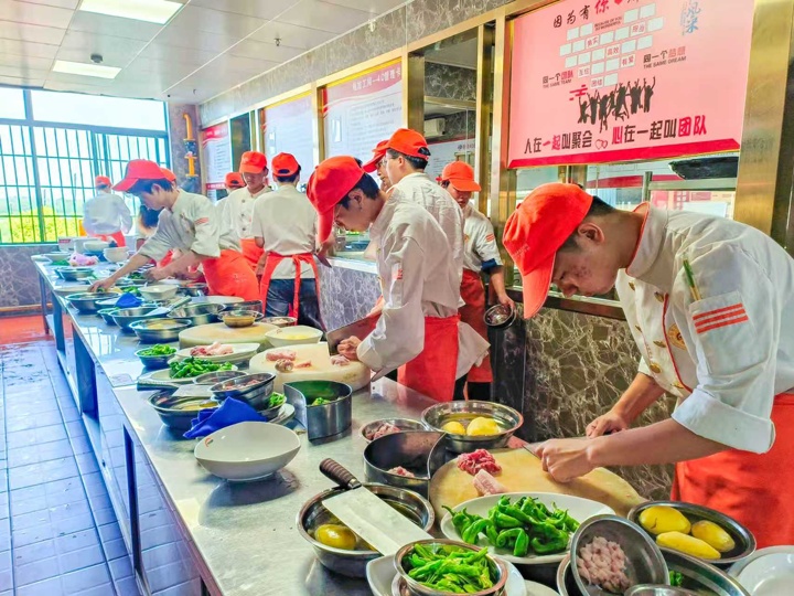 深圳辣可可第12期產教融合訂單班在湖南東方高級技工學校完成選拔