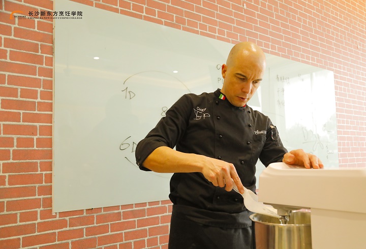 專業(yè)西點(diǎn)學(xué)校學(xué)費(fèi)是多少