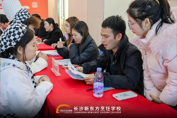 長沙新東方西點招聘會燃動校園