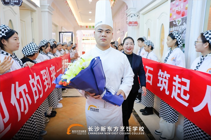 長(zhǎng)沙新東方創(chuàng)業(yè)學(xué)子鄭忠林?jǐn)y爆款蛋黃酥返校傳經(jīng)