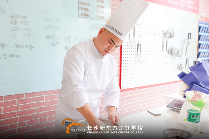 長(zhǎng)沙新東方創(chuàng)業(yè)學(xué)子鄭忠林?jǐn)y爆款蛋黃酥返校傳經(jīng)