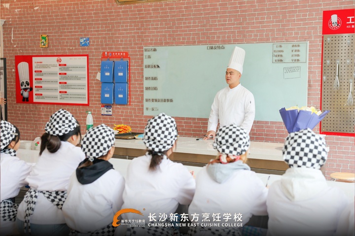 長(zhǎng)沙新東方創(chuàng)業(yè)學(xué)子鄭忠林?jǐn)y爆款蛋黃酥返校傳經(jīng)