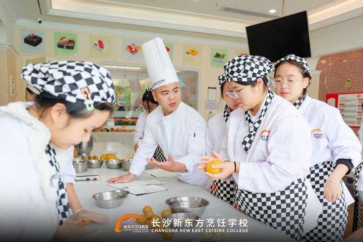 長(zhǎng)沙新東方創(chuàng)業(yè)學(xué)子鄭忠林?jǐn)y爆款蛋黃酥返校傳經(jīng)