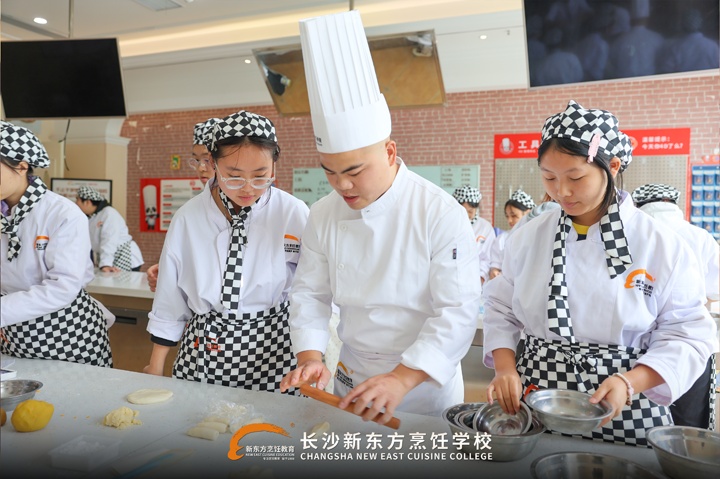 長(zhǎng)沙新東方創(chuàng)業(yè)學(xué)子鄭忠林?jǐn)y爆款蛋黃酥返校傳經(jīng)