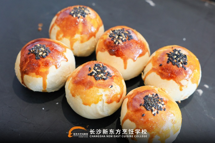 長(zhǎng)沙新東方創(chuàng)業(yè)學(xué)子鄭忠林?jǐn)y爆款蛋黃酥返校傳經(jīng)