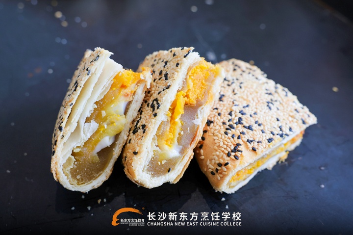 長(zhǎng)沙新東方創(chuàng)業(yè)學(xué)子鄭忠林?jǐn)y爆款蛋黃酥返校傳經(jīng)